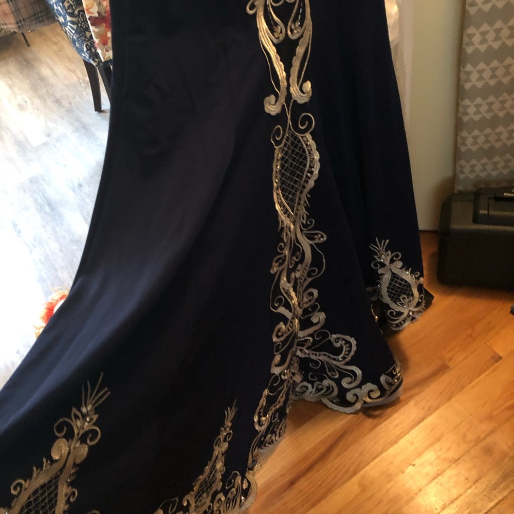 Gown - Picture 5 of 7